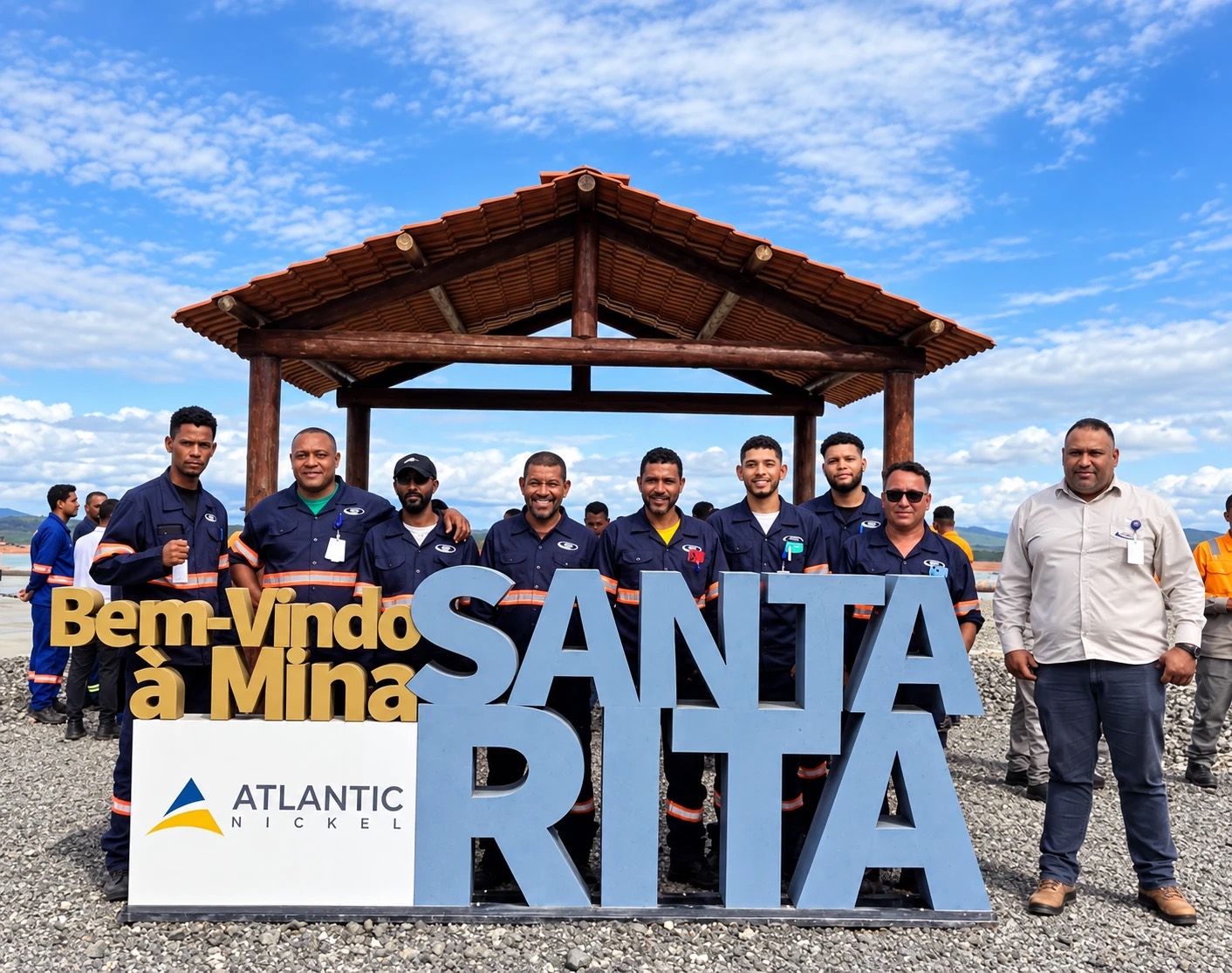 Equipe da Kesco na entrada da mina Santa Rita, da Atlantic Nickel